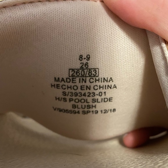 Old Navy rose gold pool slides size 8-9 - Picture 4 of 4